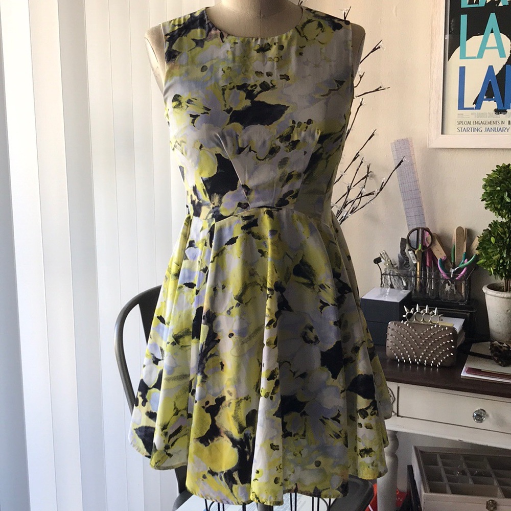 DRESS🌼💛 - Picture 2 of 8